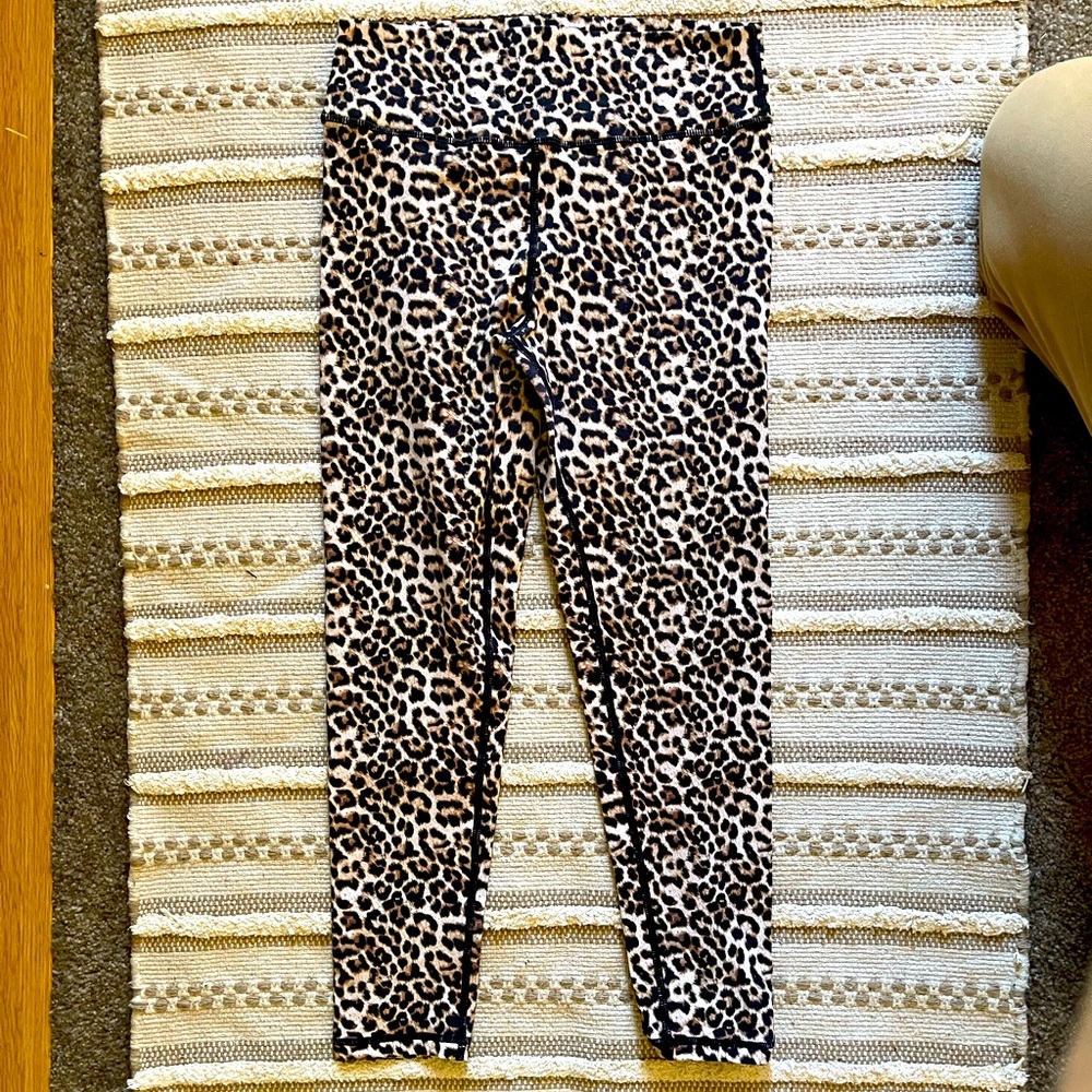 Zyia Scrunchie Butt Leopard Capri Leggings